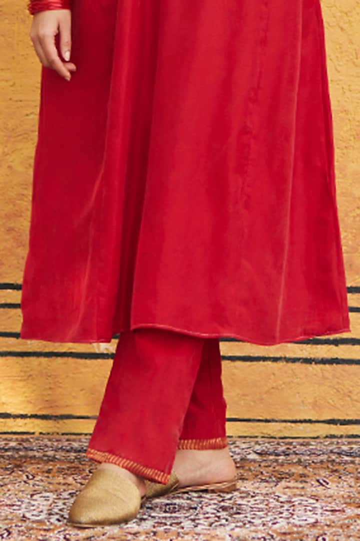 Red Pure Silk Hand Embroidered Kurta Set by Weaverstory at Pernia's Pop Up Shop