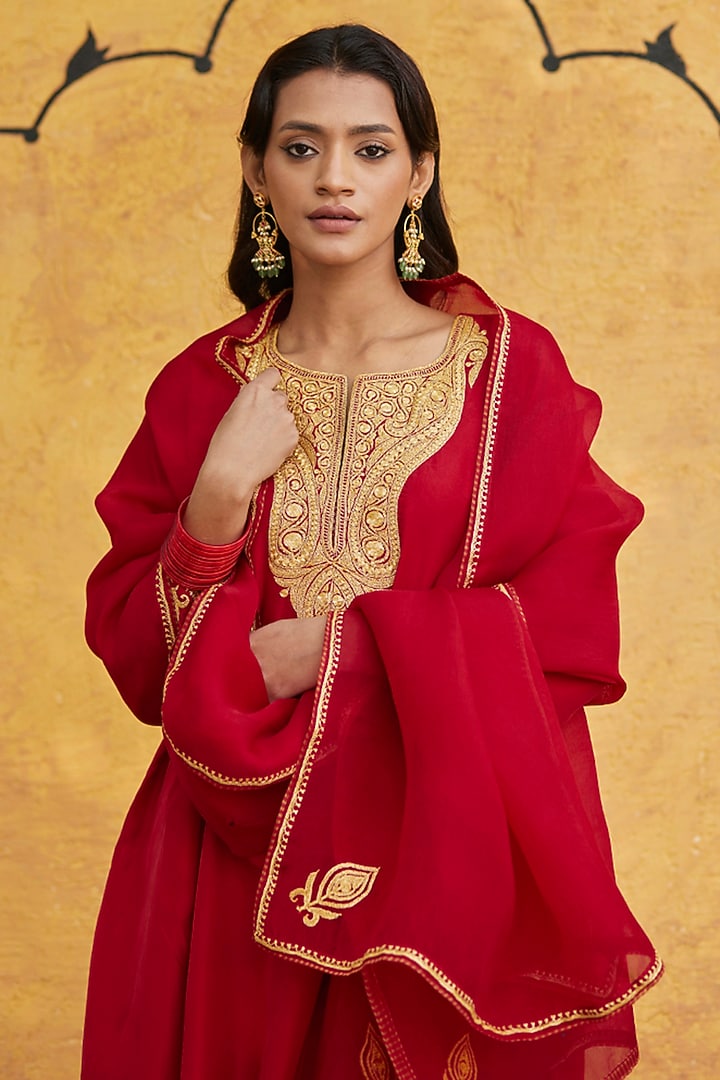 Red Pure Silk Hand Embroidered Kurta Set by Weaverstory at Pernia's Pop Up Shop