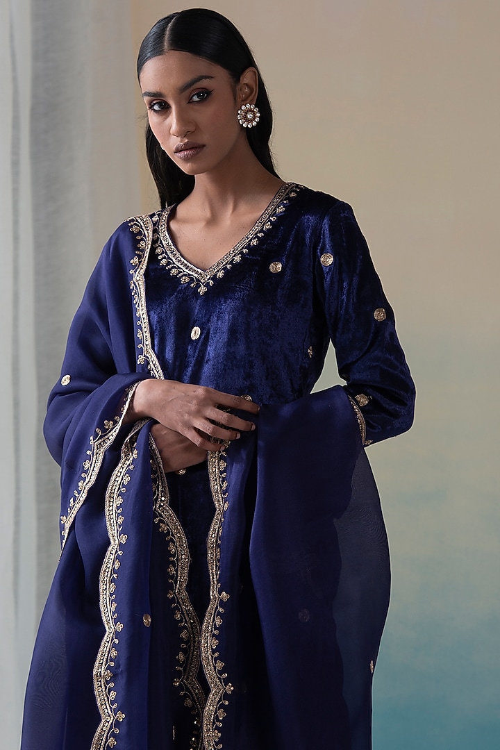 Navy Blue Hand Embroidered Kurta Set by Weaverstory at Pernia's Pop Up Shop