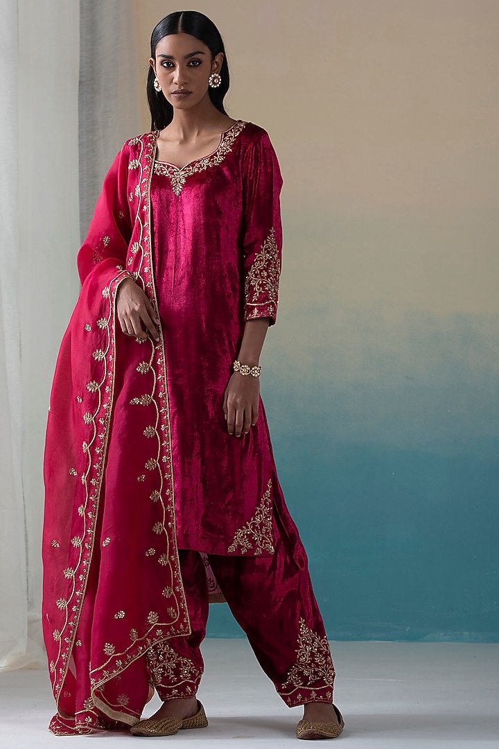 Maroon Hand Embroidered Kurta Set by Weaverstory at Pernia's Pop Up Shop