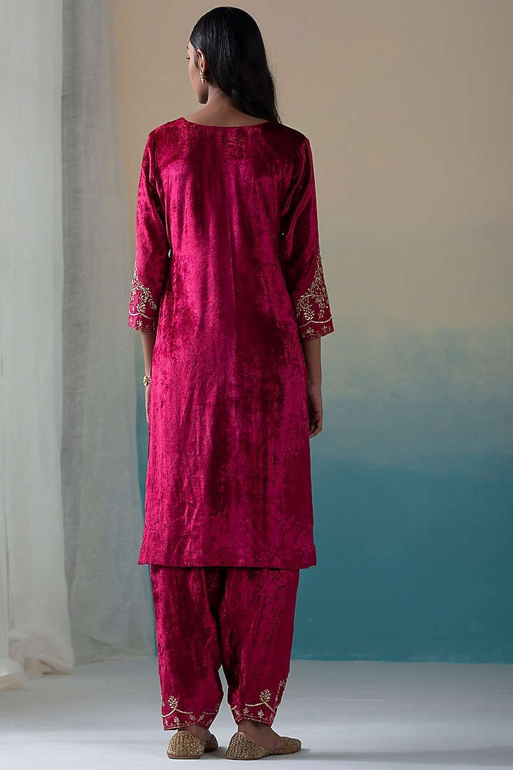 Maroon Hand Embroidered Kurta Set by Weaverstory at Pernia's Pop Up Shop