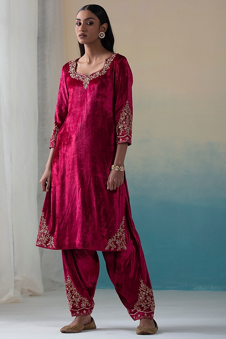 Maroon Hand Embroidered Kurta Set by Weaverstory at Pernia's Pop Up Shop