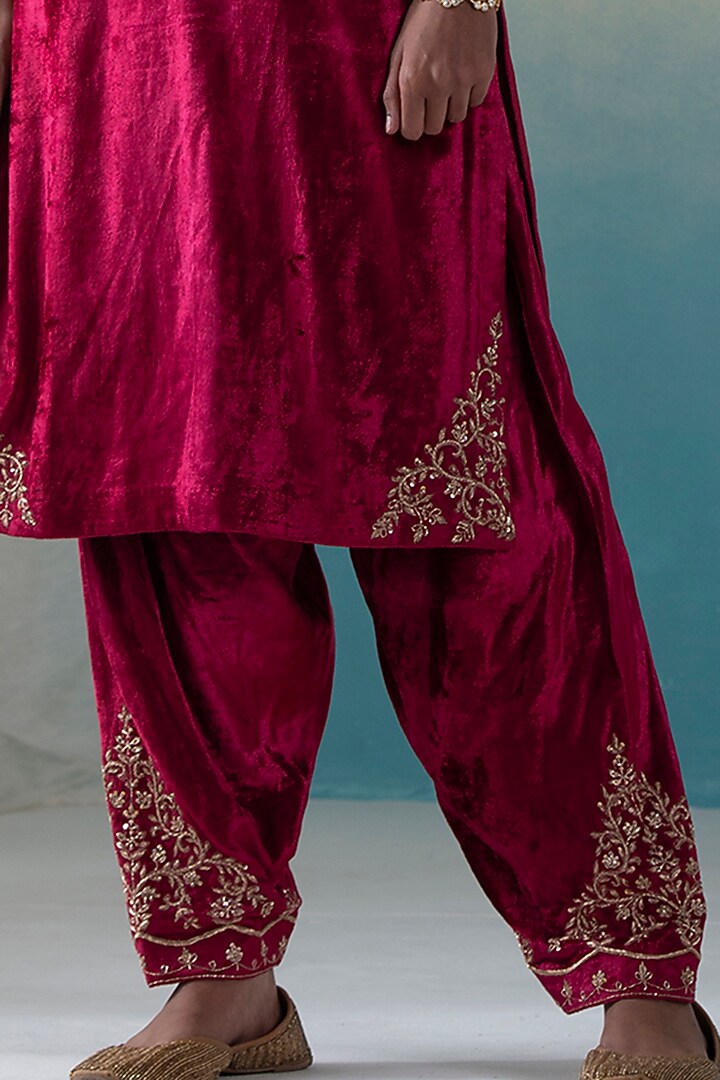 Maroon Hand Embroidered Kurta Set by Weaverstory at Pernia's Pop Up Shop