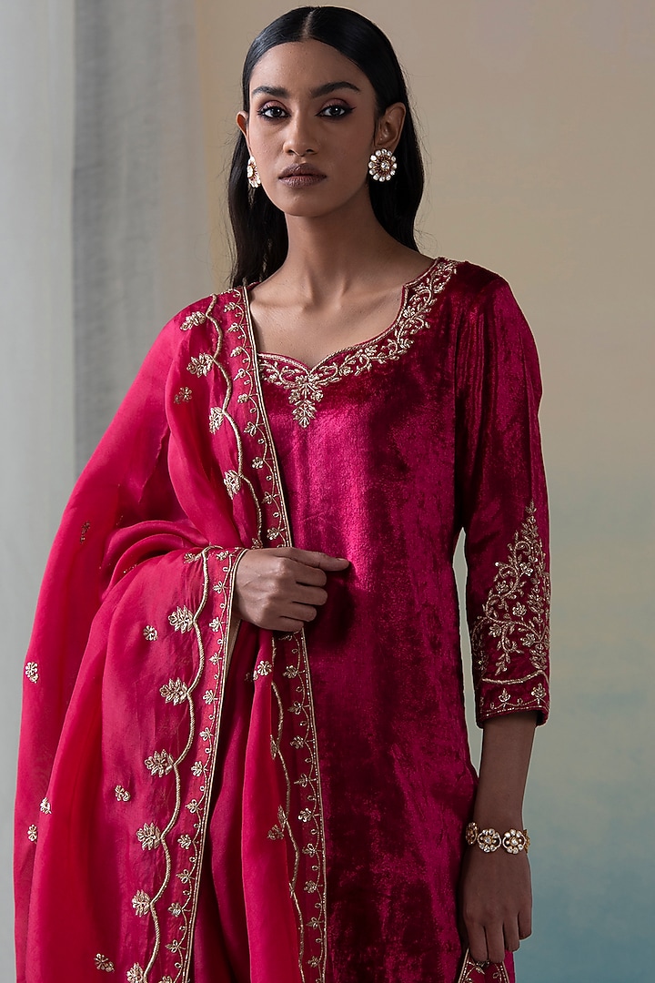 Maroon Hand Embroidered Kurta Set by Weaverstory at Pernia's Pop Up Shop