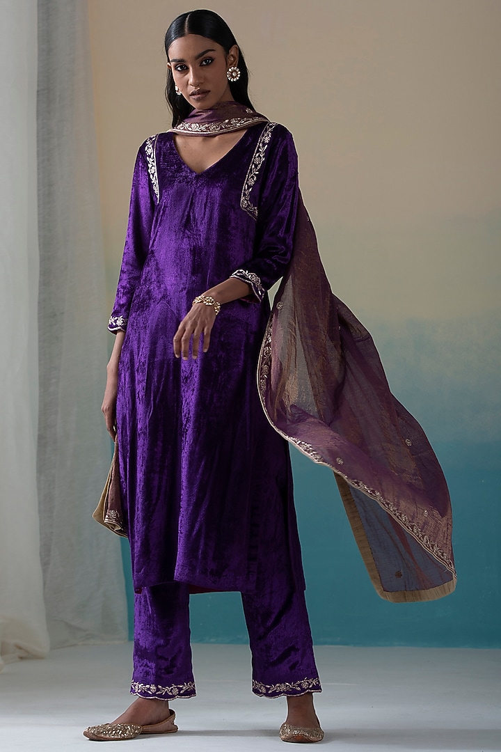 Clear Purple Hand Embroidered Kurta Set by Weaverstory at Pernia's Pop Up Shop