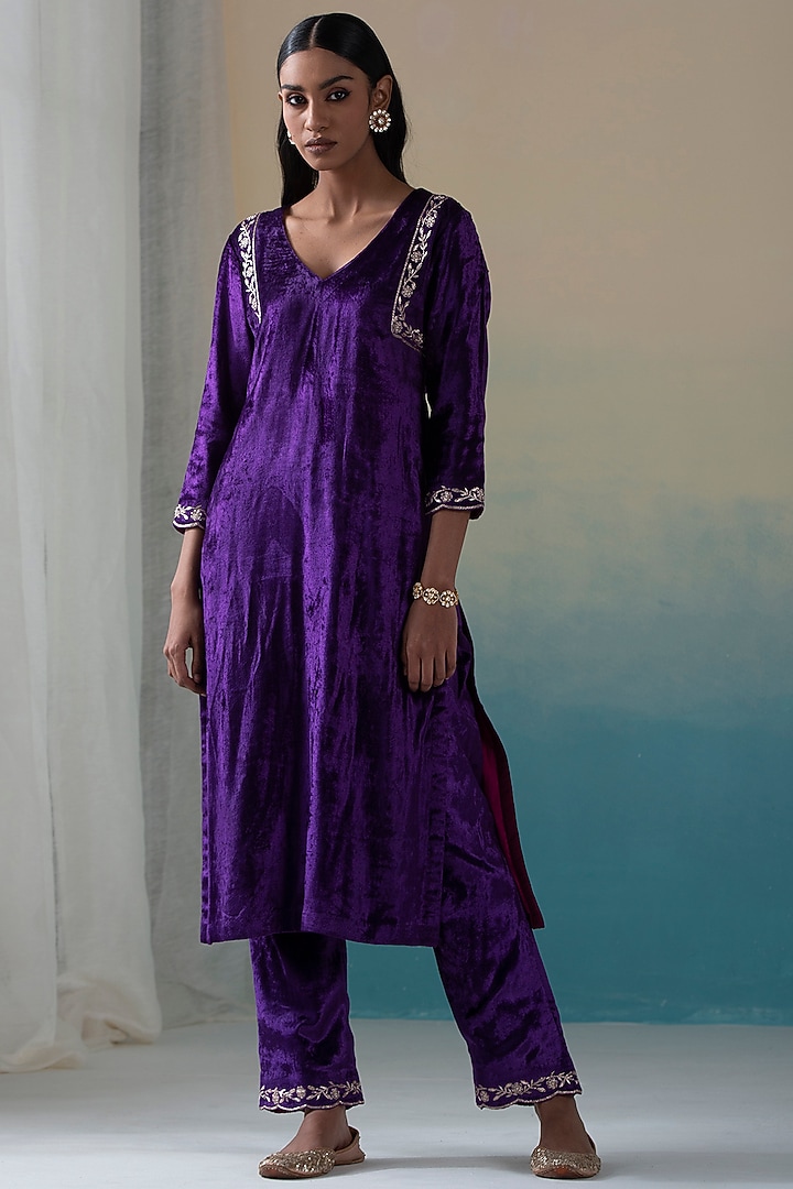 Clear Purple Hand Embroidered Kurta Set by Weaverstory at Pernia's Pop Up Shop