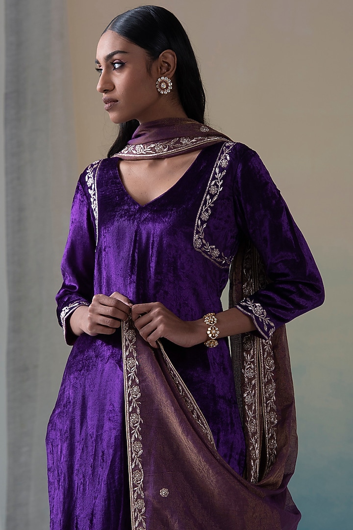 Clear Purple Hand Embroidered Kurta Set by Weaverstory at Pernia's Pop Up Shop