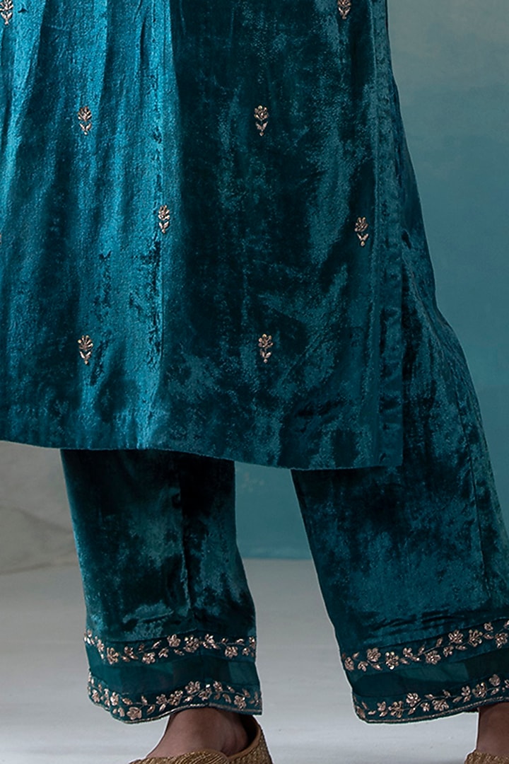 Teal Blue Hand Embroidered Kurta Set by Weaverstory at Pernia's Pop Up Shop