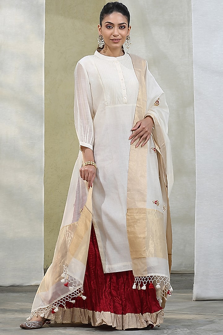 White Embroidered Kurta Set by Weaverstory at Pernia's Pop Up Shop