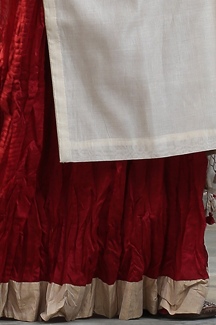 White Embroidered Kurta Set by Weaverstory at Pernia's Pop Up Shop