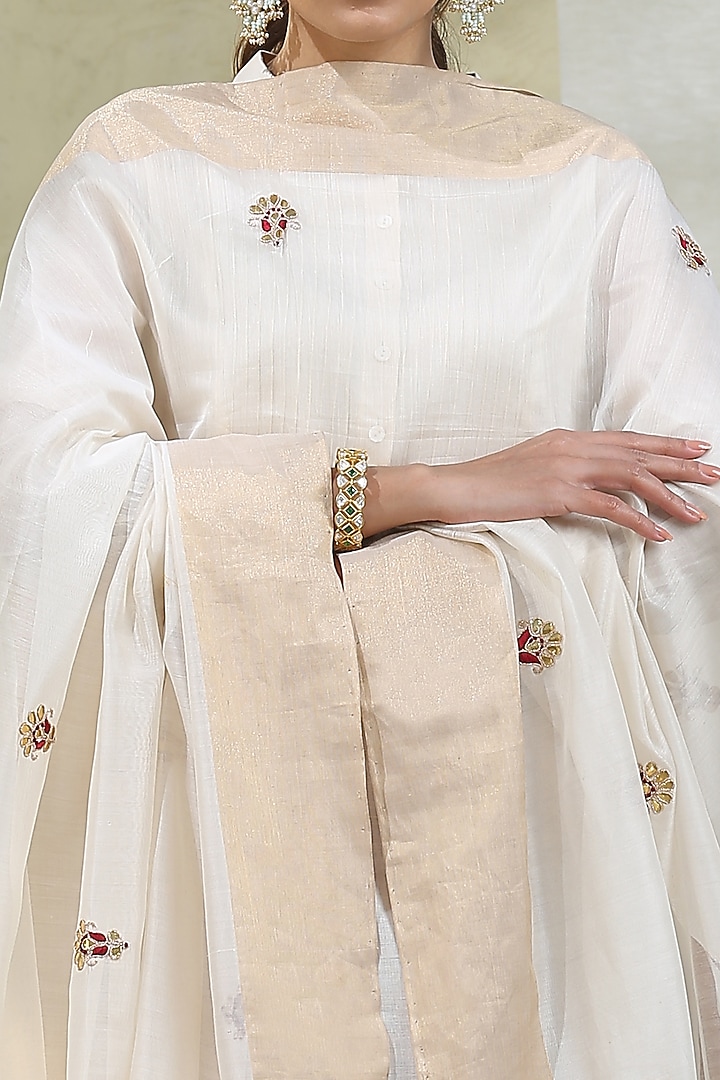 White Embroidered Kurta Set by Weaverstory at Pernia's Pop Up Shop