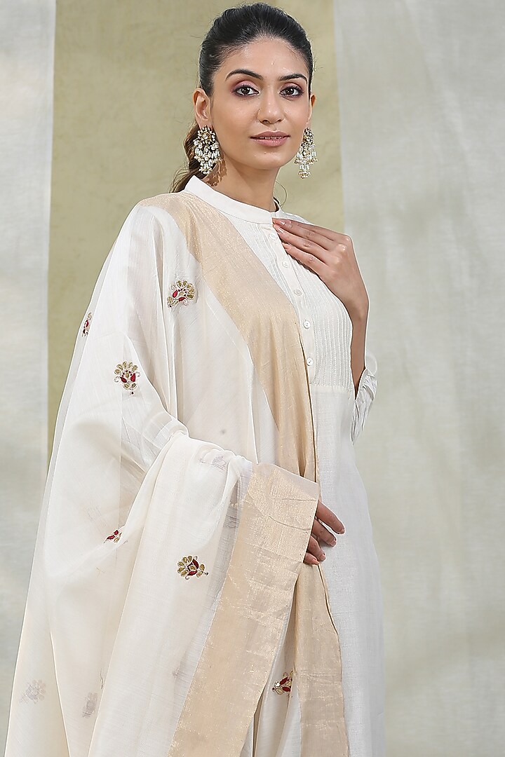 White Embroidered Kurta Set by Weaverstory at Pernia's Pop Up Shop