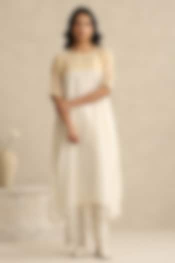 Off-White Handloom Mul Chanderi & Cotton Tissue Embroidered Kurta Set by Weaverstory at Pernia's Pop Up Shop