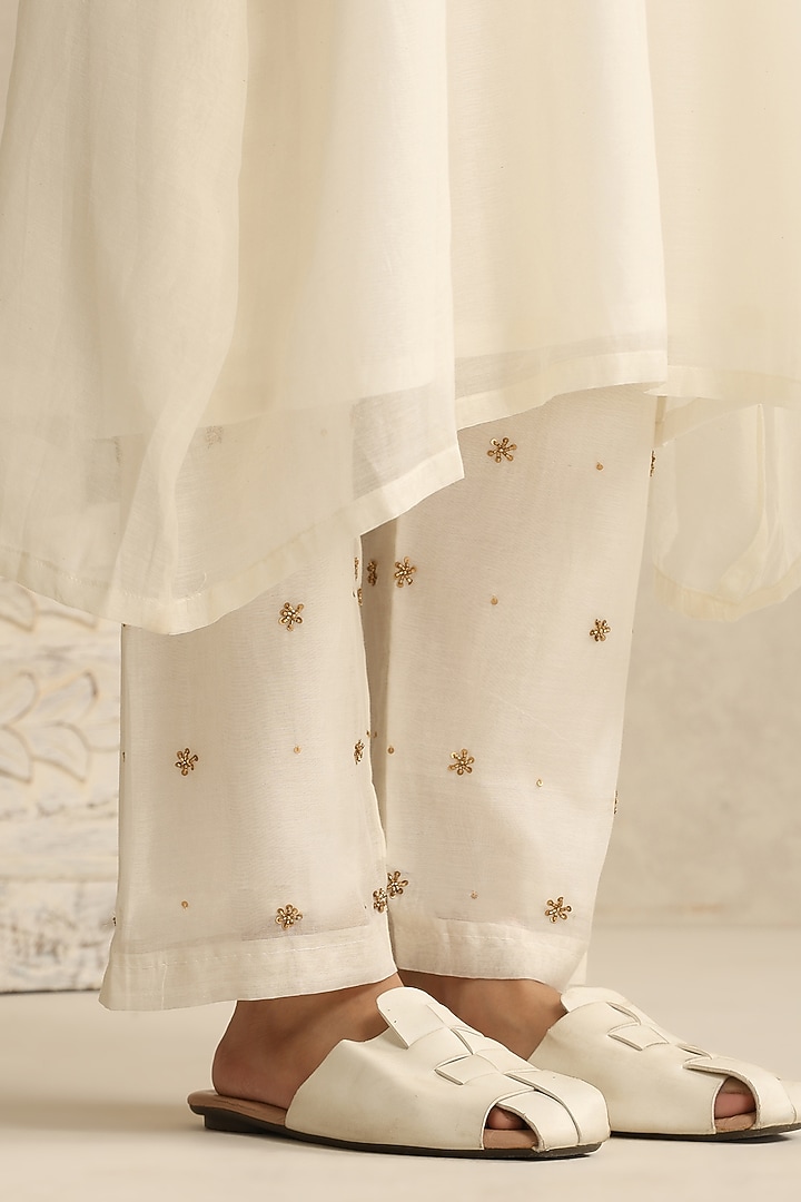 Off-White Handloom Mul Chanderi & Cotton Tissue Embroidered Kurta Set by Weaverstory at Pernia's Pop Up Shop