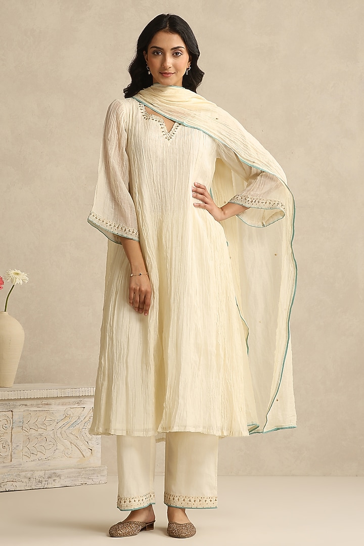 Ivory Handloom Mul Chanderi Hand Embroidered Kurta Set by Weaverstory at Pernia's Pop Up Shop