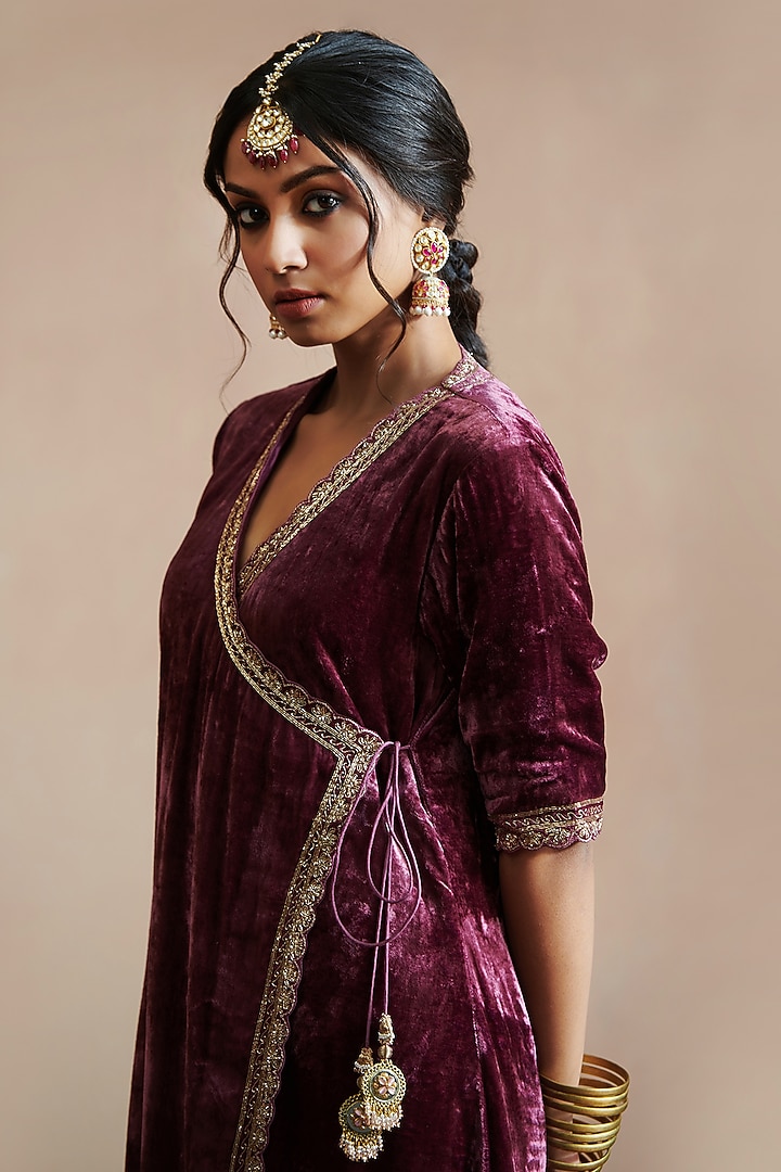 Purple Velvet Hand Embroidered Kurta Set by Weaverstory at Pernia's Pop Up Shop