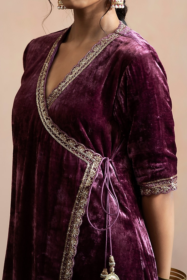 Purple Velvet Hand Embroidered Kurta Set by Weaverstory at Pernia's Pop Up Shop