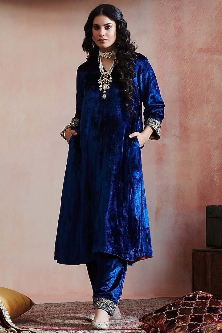 Navy Blue Velvet Hand Embroidered Kurta Set by Weaverstory at Pernia's Pop Up Shop