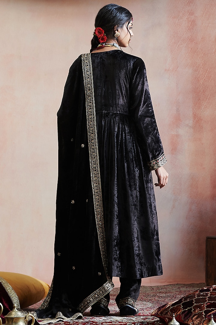 Black Velvet Hand Embroidered Kurta Set by Weaverstory at Pernia's Pop Up Shop