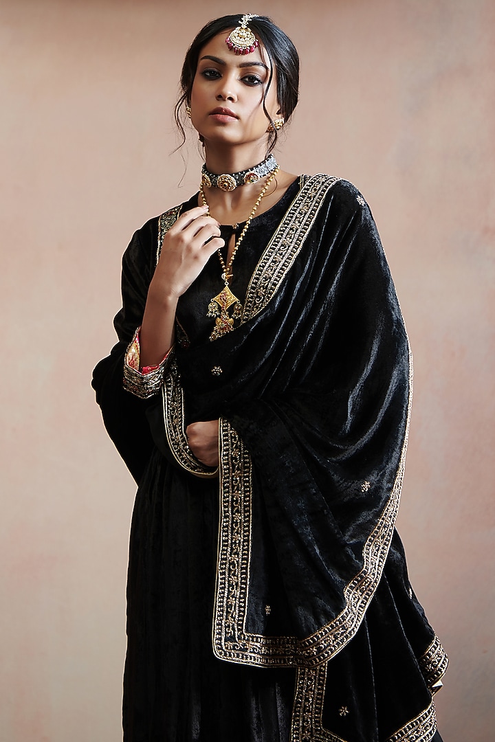 Black Velvet Hand Embroidered Kurta Set by Weaverstory at Pernia's Pop Up Shop
