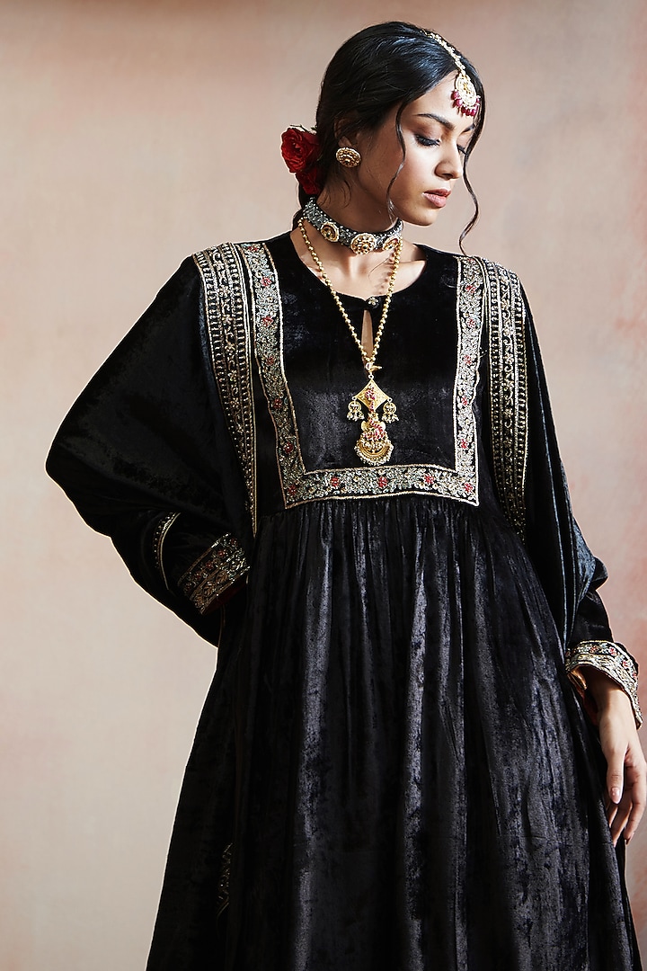 Black Velvet Hand Embroidered Kurta Set by Weaverstory at Pernia's Pop Up Shop