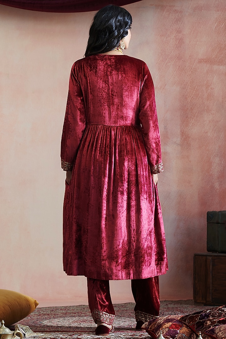 Maroon Velvet Hand Embroidered Kurta Set by Weaverstory at Pernia's Pop Up Shop