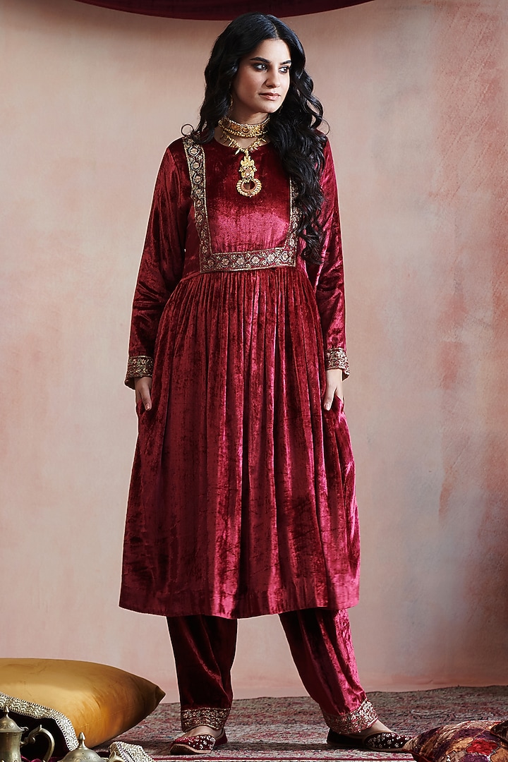 Maroon Velvet Hand Embroidered Kurta Set by Weaverstory at Pernia's Pop Up Shop