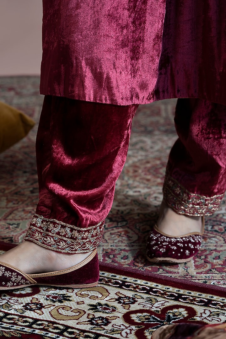Maroon Velvet Hand Embroidered Kurta Set by Weaverstory at Pernia's Pop Up Shop