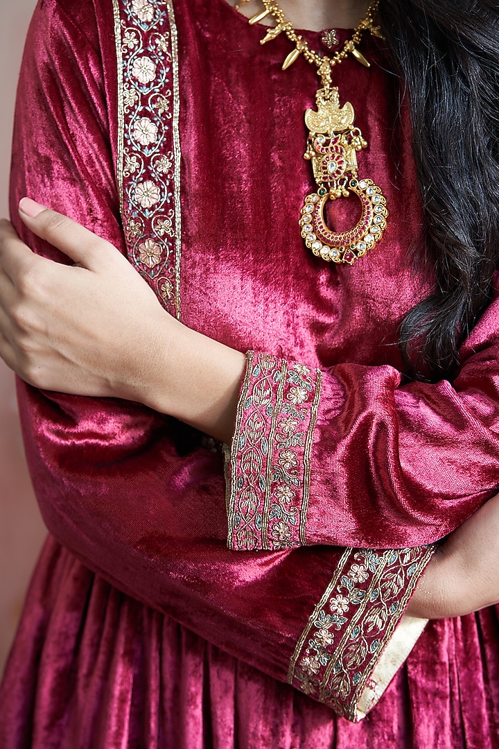 Maroon Velvet Hand Embroidered Kurta Set by Weaverstory at Pernia's Pop Up Shop