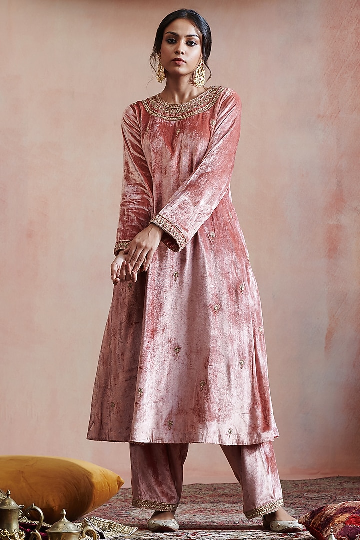 Peach Velvet Hand Embroidered Kurta Set by Weaverstory at Pernia's Pop Up Shop
