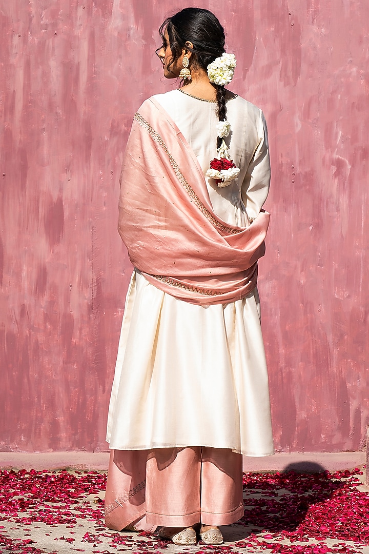 Off-White Chanderi Silk Gathered Kurta Set by Weaverstory at Pernia's Pop Up Shop