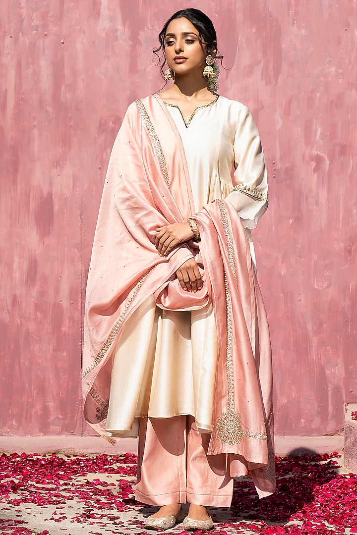 Off-White Chanderi Silk Gathered Kurta Set by Weaverstory at Pernia's Pop Up Shop