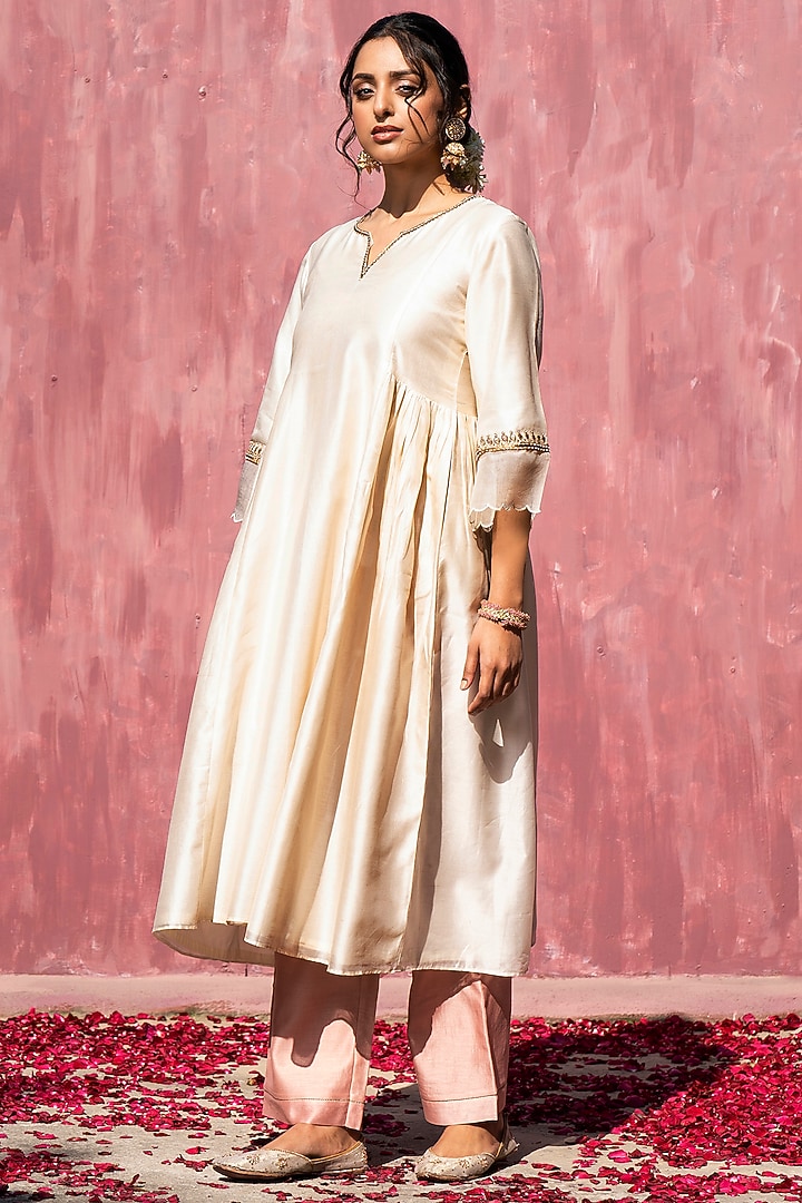 Off-White Chanderi Silk Gathered Kurta Set by Weaverstory at Pernia's Pop Up Shop