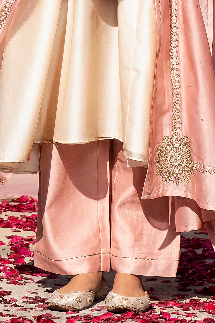Off-White Chanderi Silk Gathered Kurta Set by Weaverstory at Pernia's Pop Up Shop