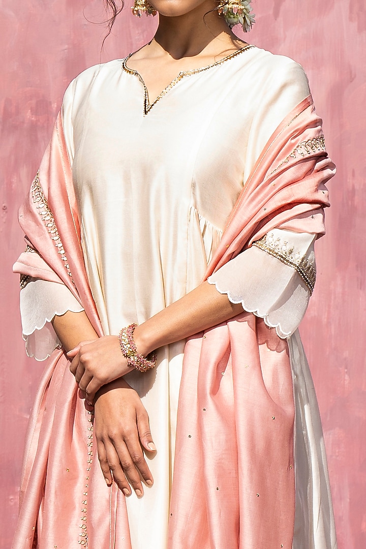 Off-White Chanderi Silk Gathered Kurta Set by Weaverstory at Pernia's Pop Up Shop