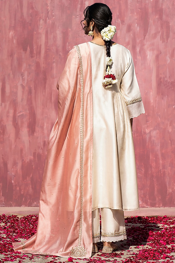 Off-White Chanderi Silk Scalloped Kurta Set by Weaverstory at Pernia's Pop Up Shop