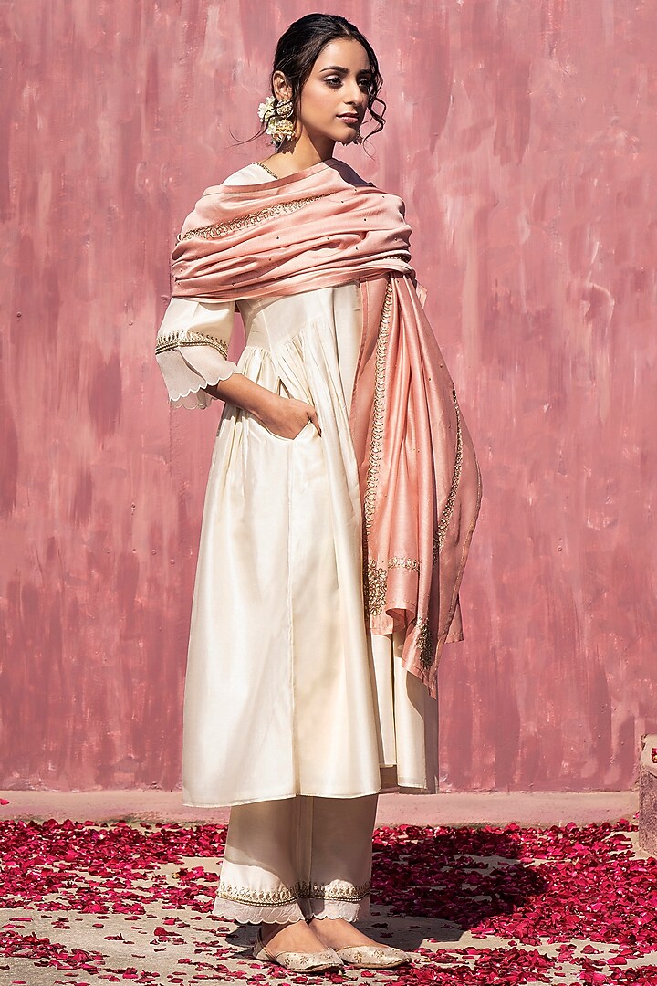 Off-White Chanderi Silk Scalloped Kurta Set by Weaverstory at Pernia's Pop Up Shop