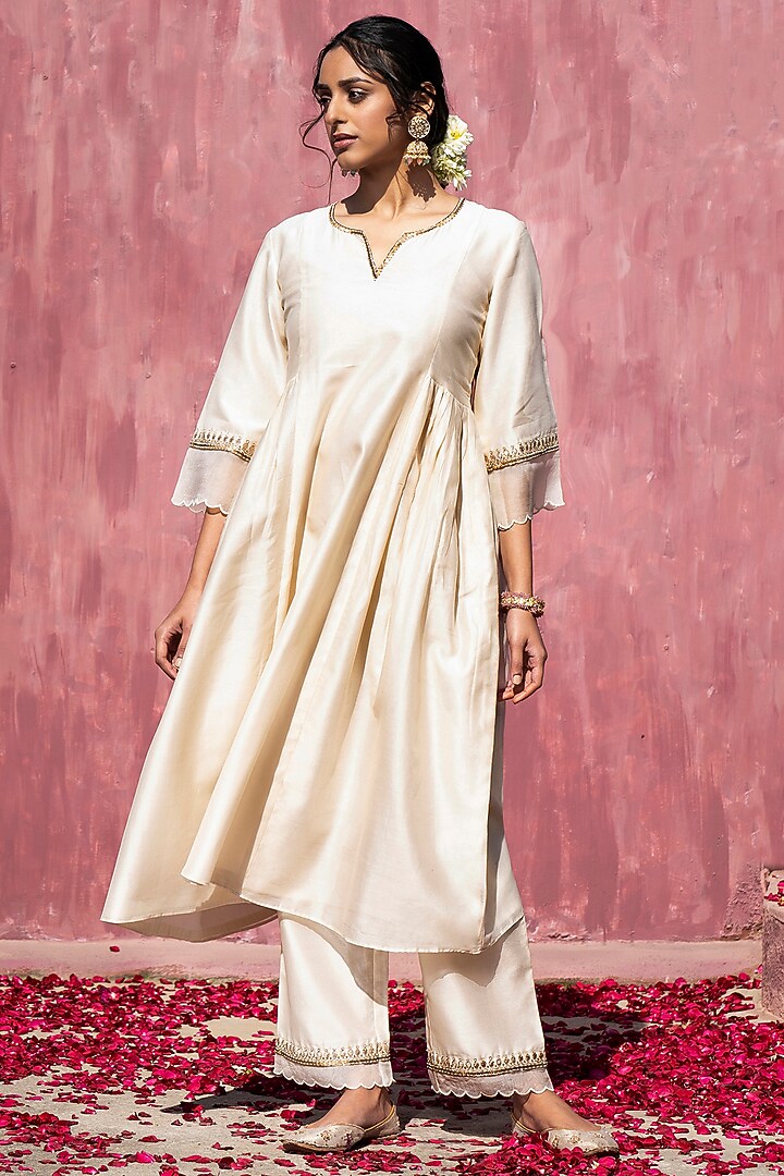 Off-White Chanderi Silk Scalloped Kurta Set by Weaverstory at Pernia's Pop Up Shop