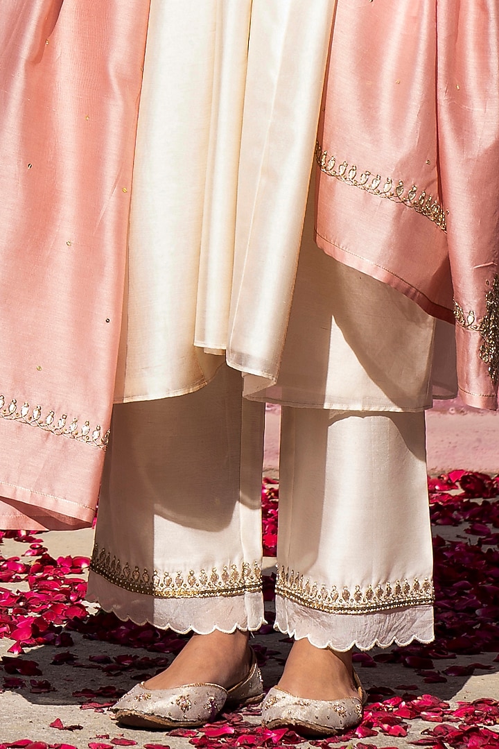 Off-White Chanderi Silk Scalloped Kurta Set by Weaverstory at Pernia's Pop Up Shop
