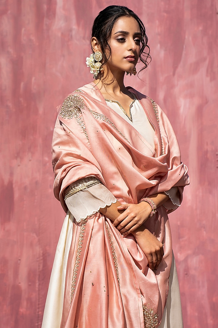 Off-White Chanderi Silk Scalloped Kurta Set by Weaverstory at Pernia's Pop Up Shop