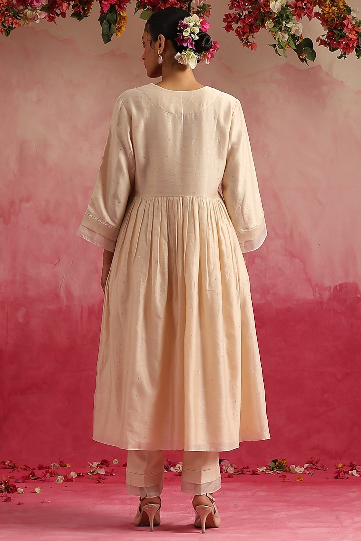 Off-White Chanderi Silk Kurta Set by Weaverstory at Pernia's Pop Up Shop