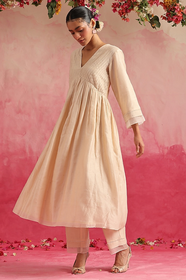 Off-White Chanderi Silk Kurta Set by Weaverstory at Pernia's Pop Up Shop