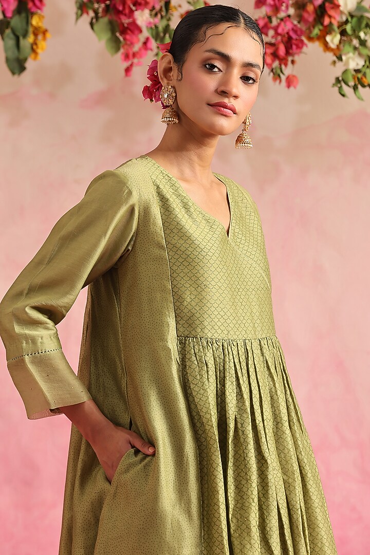 Green Chanderi Silk Kurta Set by Weaverstory at Pernia's Pop Up Shop