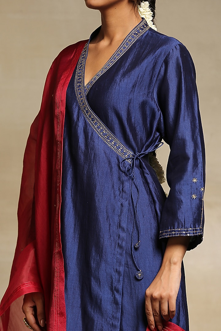 Deep Blue Embroidered Kurta Set by Weaverstory at Pernia's Pop Up Shop