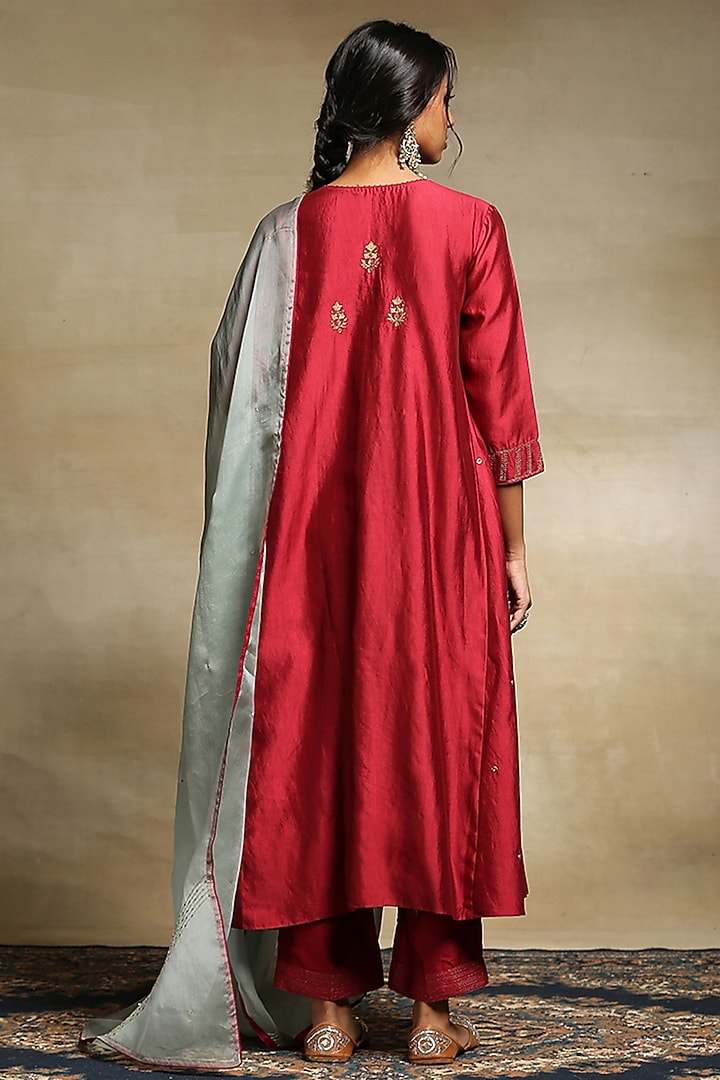 Deep Red Embroidered Kurta Set by Weaverstory at Pernia's Pop Up Shop