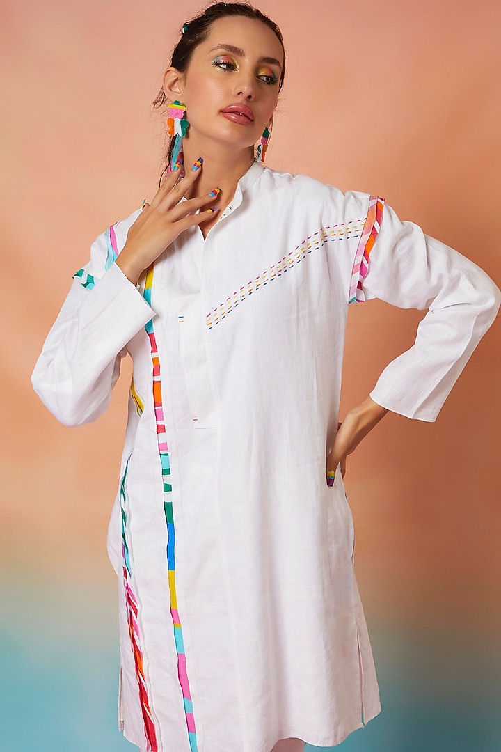 White Linen Placket Kurta by Wendell Rodricks at Pernia's Pop Up Shop