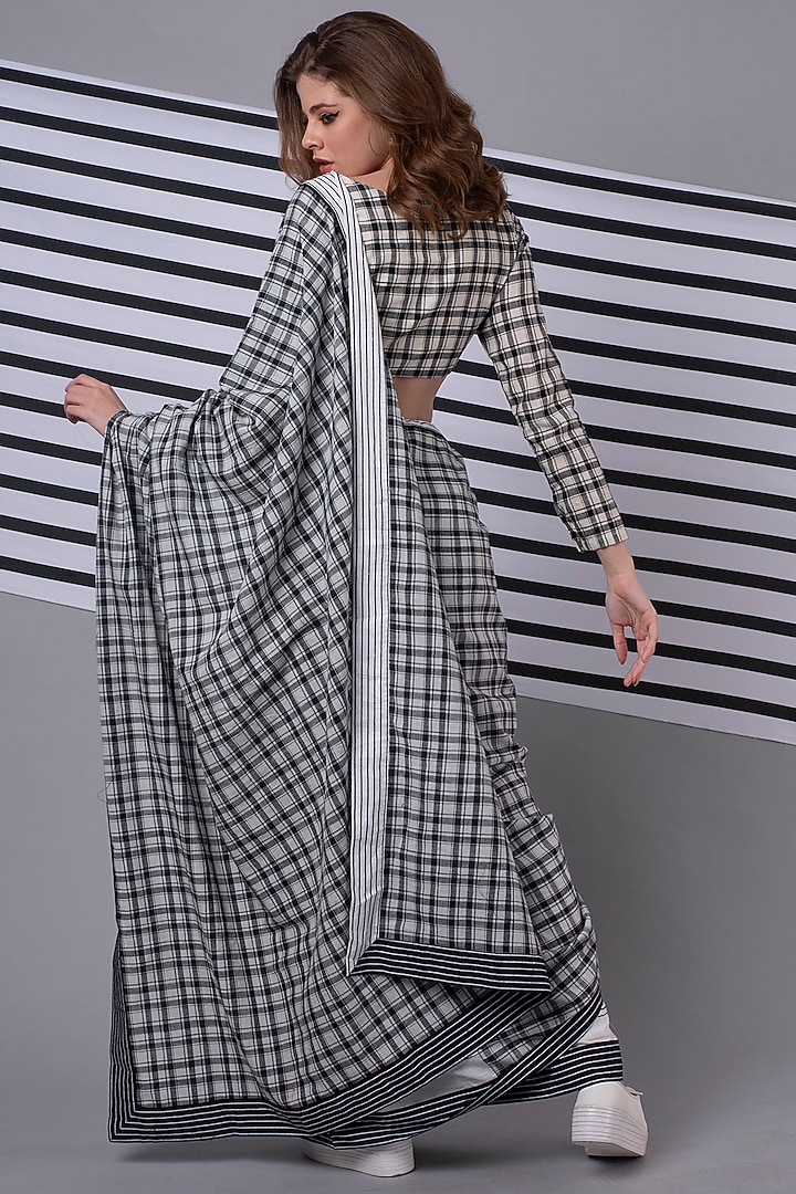 White Checkered Festive Saree Set by Wendell Rodricks at Pernia's Pop Up Shop
