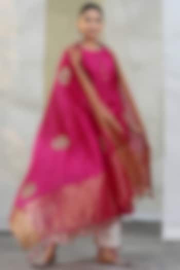 Pink Embroidered Handloom Kurta Set by Weaverstory at Pernia's Pop Up Shop