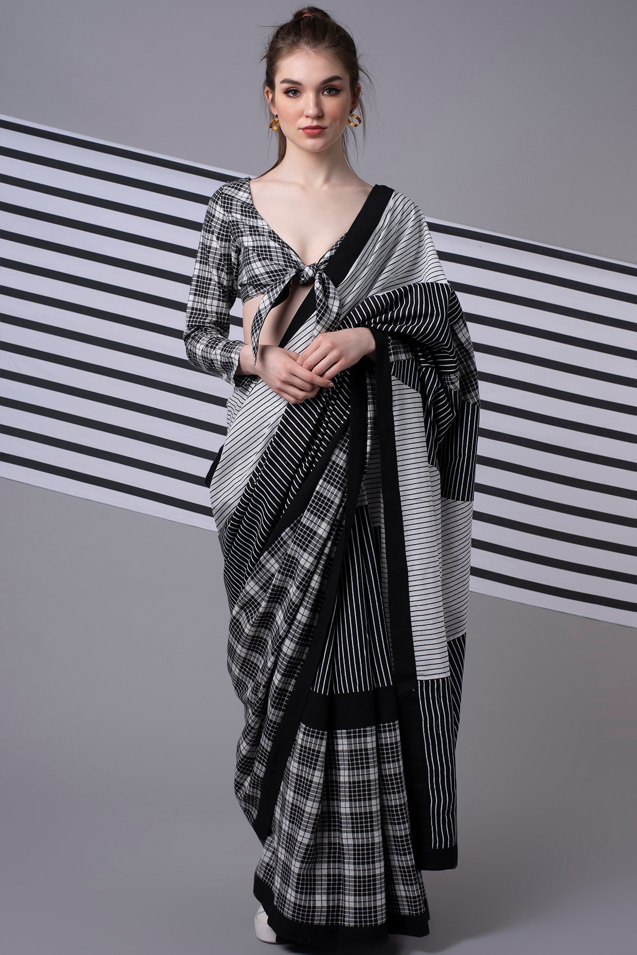 Soft Handloom Organic Cotton Checks Saree (Off-White& Black) – Balaram Saha