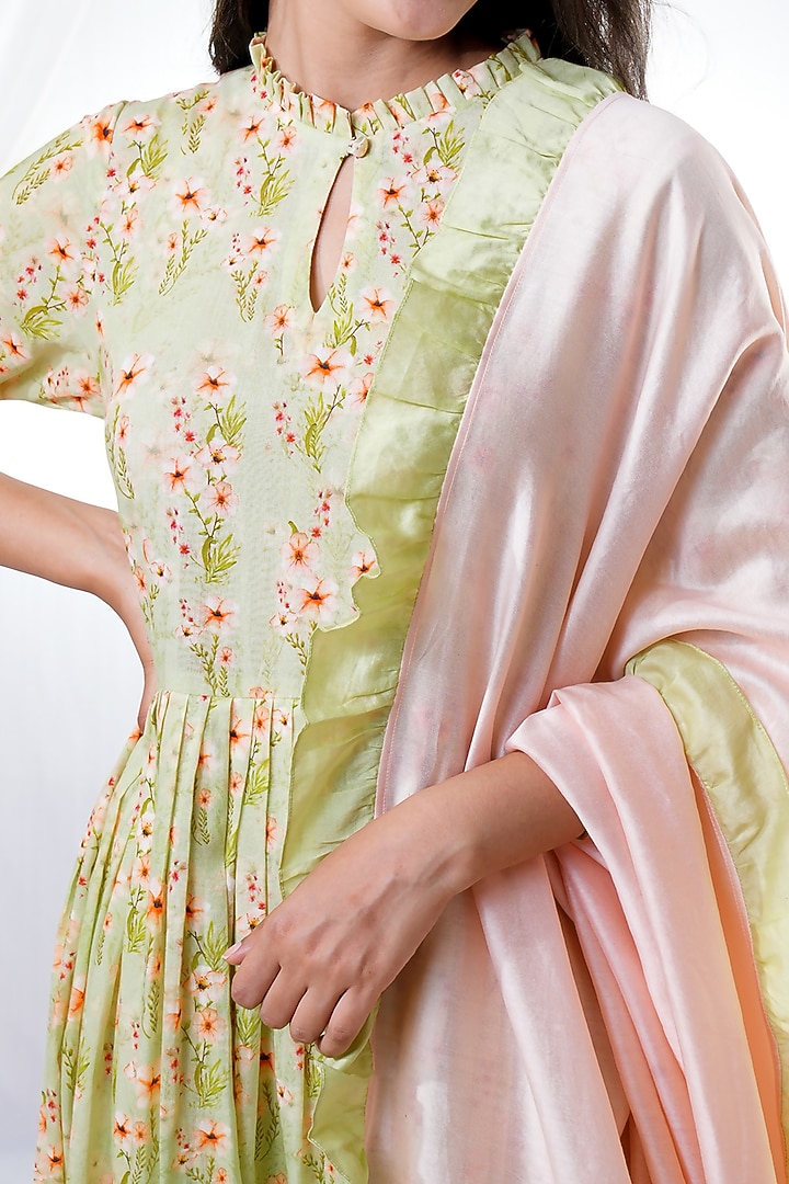 Green & Peach Floral Kurta Set by The House of Ta-Ya at Pernia's Pop Up Shop